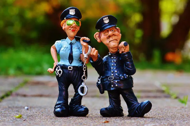 加拿大留学生竟被驱逐出境！如何避免移民诈骗？4